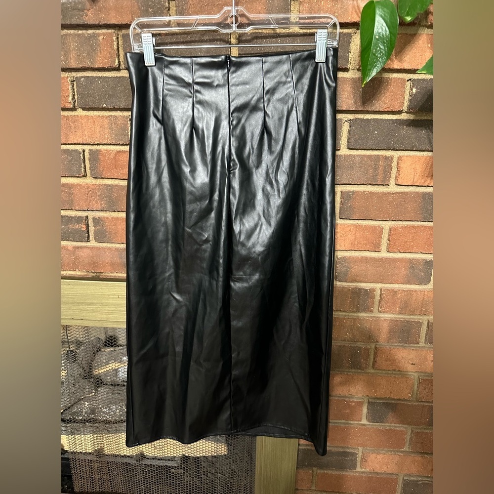 🛍️ sexy Faux leather skirt with split side excellent. - Picture 2 of 7